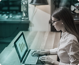 Foto ilustrativa cliente da agência de marketing Galaxxia visualizando resultados de otimização de recursos.