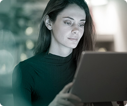 Foto ilustrativa da especialista em inovação da agência de marketing Galaxxia, visualizando resultados de aumento de vendas em uma campanha de e-commerce.