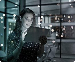 Foto ilustrativa da especialista em inovação da agência de marketing Galaxxia, visualizando resultados de aumento de vendas em uma campanha de e-commerce.