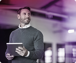 Foto ilustrativa de cliente feliz com redução de custos de mídia em uma campanha publicitária da agência de marketing Galaxxia no Rio de Janeiro..