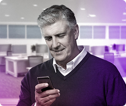 Foto ilustrativa de cliente impressionado com aumento de vendas de uma campanha de Google Ads e Meta Ads da agência de marketing Galaxxia no Rio de Janeiro e SP.