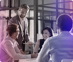 Foto ilustrativa do consultor de marketing sênior apresentando uma campanha de reposicionamento de marca criada pela agência de marketing Galaxxia no Rio de Janeiro e São Paulo.