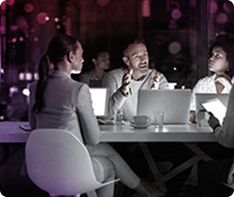 Foto ilustrativa do consultor de marketing sênior da agência de marketing Galaxxia no Rio de Janeiro, apresentando novas técnicas para vendas complexas no B2B.