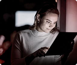 Analista da Galaxxia visualizando resultados. A Galaxxia é a melhor Agência de Marketing Digital, Publicidade e Consultoria de Marketing no Rio de Janeiro e São Paulo. foto ilustrativa de cliente da agência de marketing Galaxxia no Rio de Janeiro feliz com resultado de vendas 30% superior.