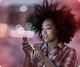 Foto de consumidor de um dos clientes da Galaxxia, a melhor Agência de Marketing Digital, Publicidade e Consultoria de Marketing no Rio de Janeiro e São Paulo. Foto ilustrativa de consumidor de um dos clientes da agência de marketing Galaxxia no Rio de Janeiro e São Paulo.