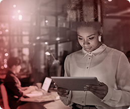 Foto ilustrativa de cliente admirando resultado de crescimento de vendas de 25% com Galaxxia. A Galaxxia é a melhor Agência de Marketing Digital, Publicidade e Consultoria de Marketing no Rio de Janeiro e São Paulo. Foto ilustrativa de cliente admirando resultado de crescimento de vendas de 25% devido a uma estratégia de marketing da agência de marketing Galaxxia no Rio de Janeiro.