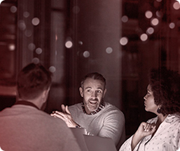 Foto ilustrativa de analista de marketing visualizando lançamento de novo produto na Galaxxia, a melhor Agência de Marketing Digital, Publicidade e Consultoria de Marketing no Rio de Janeiro e São Paulo. Foto ilustrativa de analista de marketing visualizando lançamento de novo produto realizado pela agência de marketing Galaxxia no Rio de Janeiro.