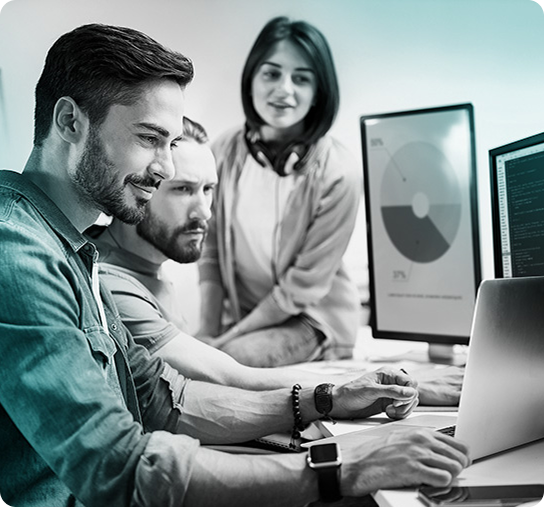 Foto da equipe de consultores de marketing e estratégia trabalhando na agência de marketing Galaxxia no Rio de Janeiro.