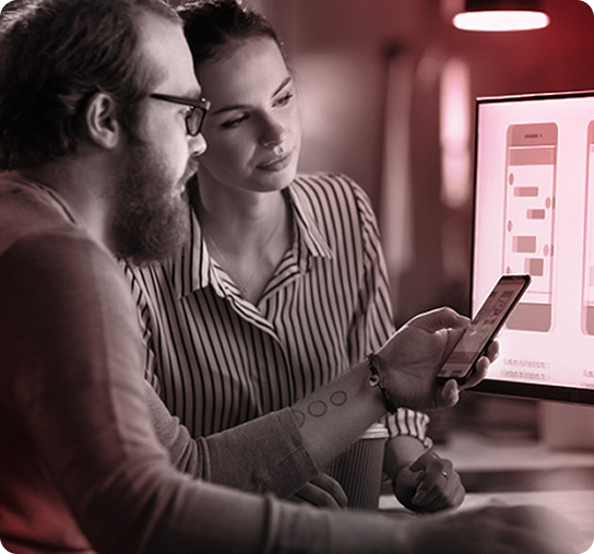 Foto ilustrativa de cliente admirando resultado de crescimento de vendas de 25% com Galaxxia. A Galaxxia é a melhor Agência de Marketing Digital, Publicidade e Consultoria de Marketing no Rio de Janeiro e São Paulo. Foto Ilustrativa do Analista de UX analisando front-end de aplicativo na agência de marketing Galaxxia no Rio de Janeiro