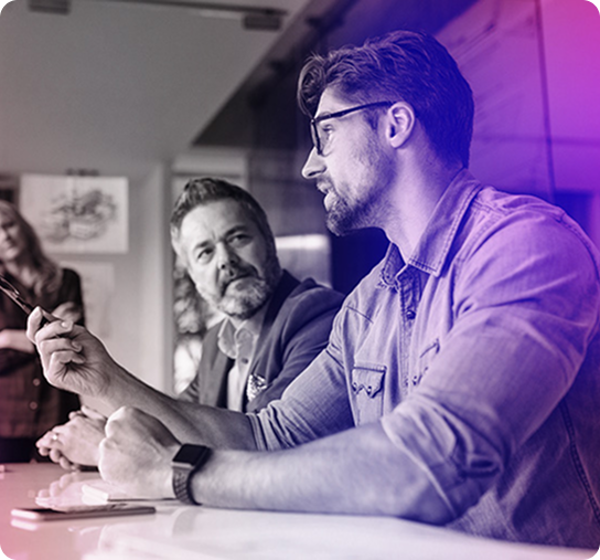 foto ilustrativa de especialista em marketing digital mostrando resultados de aumento nas vendas e gestão de marca para uma campanha publicitária na agência de marketing Galaxxia no Rio de Janeiro.